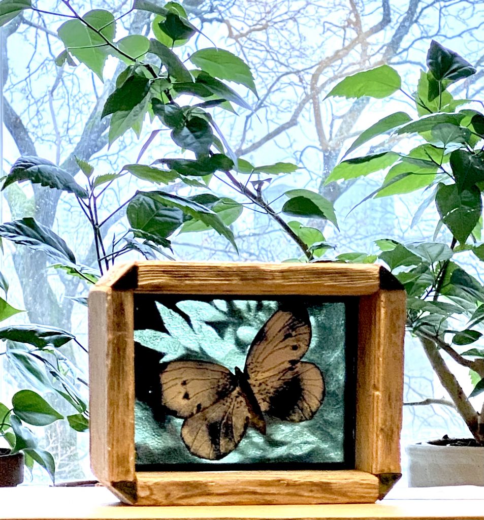 Emaljkonstverk föreställande fjäril skapad av Ann-Christin