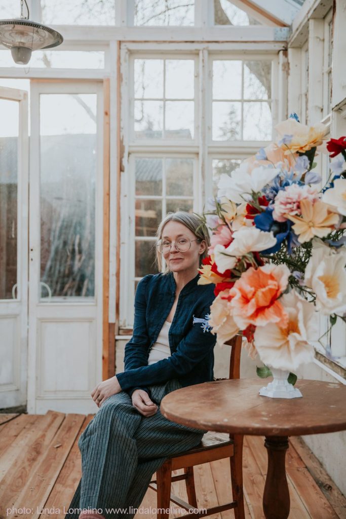 Sofia i växthus med stor bukett pappersblommor